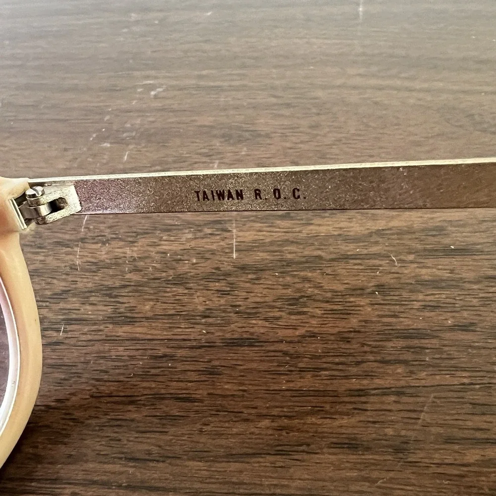 WB Vintage Aviator Sunglasses Cream Plastic‎ Metal Arms Taiwan R.O.C
